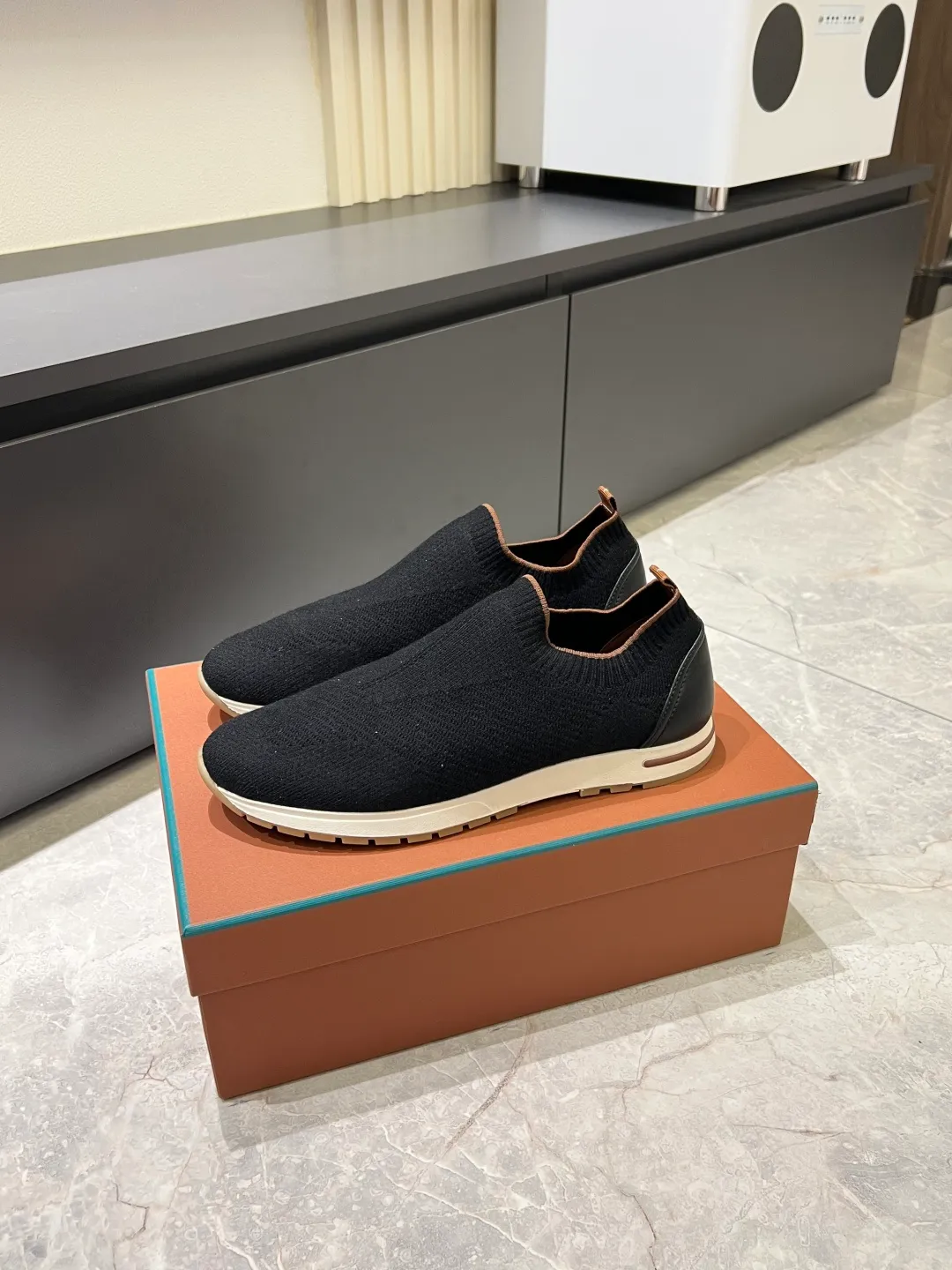 Men's Men's Shoes 💰p380 Loro Men's Shoes 💰piana/Noyo Piana 360 L Men's Shoes 💰p Flexy Walk Men's Sports Shoes These sports shoes are made of knitted wool uppers, and the heel is wrapped in smooth calf leather. Merino sheep are selected from Australia and New Zealand. The upper is machine-woven like a sweater, and then equipped with a white rubber outsole and a Kummel-colored sole. It is both beautiful and non-slip. The fabric is 100% cashmere and the insole is calf leather. It is super comfortable on the feet! Comes with full original packaging! Multiple colors available! Size: 38-44 (45 customized)